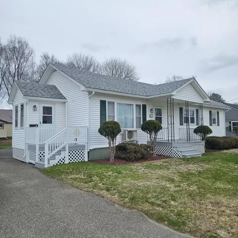 9 Grove St, East Millinocket, ME 04430