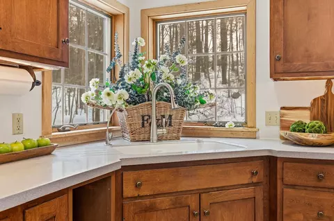 31 Clay Hill Rd, Cape Neddick, ME 03902