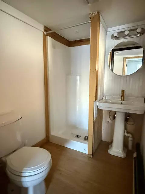 Bath - 54 W Main St, Vinalhaven, ME 04863 photo 1 of 2