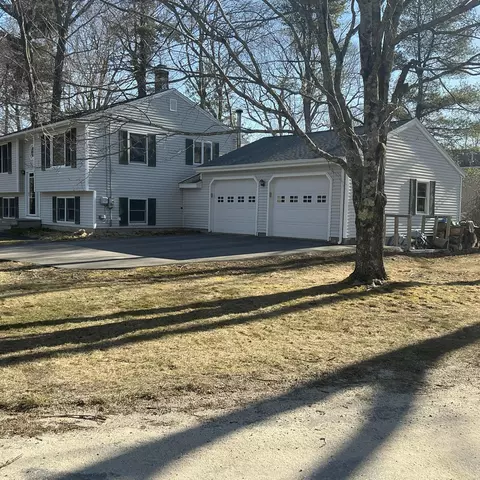 1 Carolyn St, Topsham, ME 04086