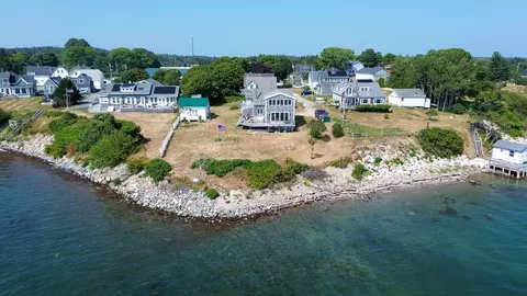 21 Ocean St, Jonesport, ME 04649