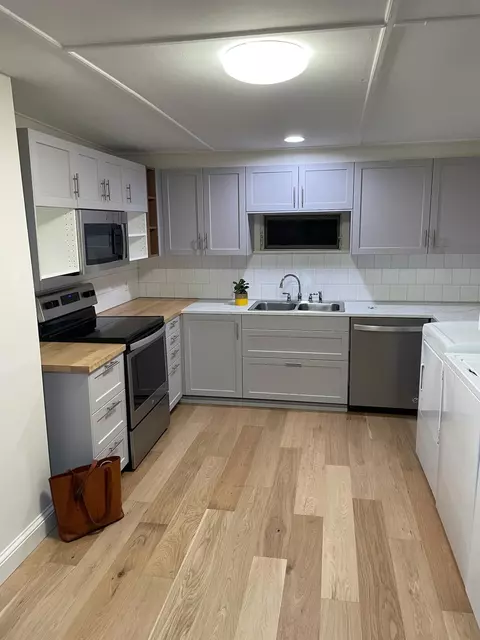 17 Grove St, Rockland, ME 04841