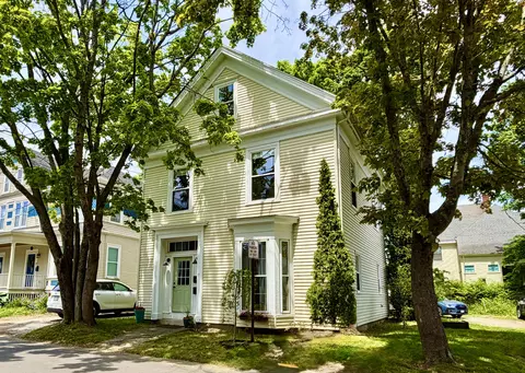 17 Grove St, Rockland, ME 04841
