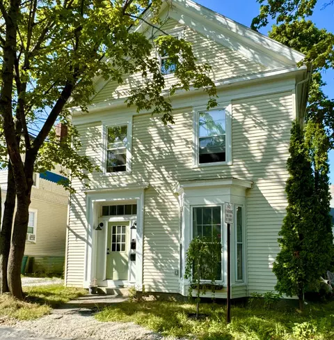 17 Grove St, Rockland, ME 04841