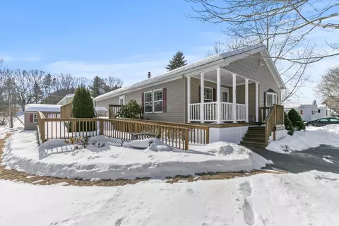 14 Patio Park Ln, Gorham, ME 04038