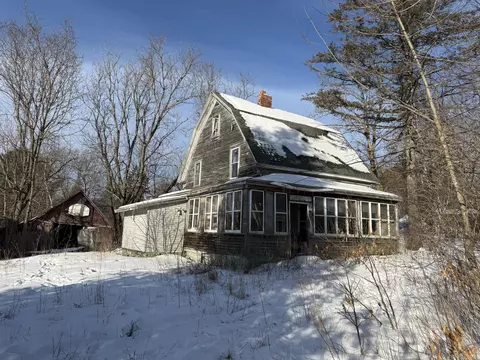 9 Daggett St, Milo, ME 04463