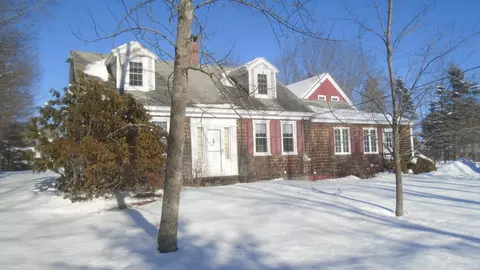 629 W Auburn Rd, Auburn, ME 04210