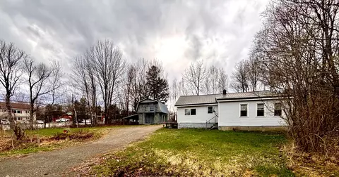 6 Horseshoe Rd, Medway, ME 04460