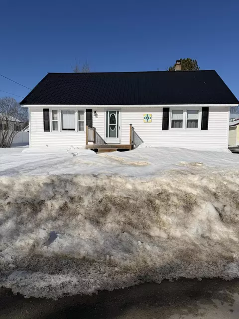 44 New York St, Millinocket, ME 04462