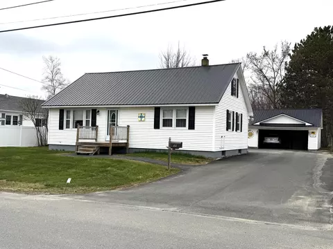 44 New York St, Millinocket, ME 04462