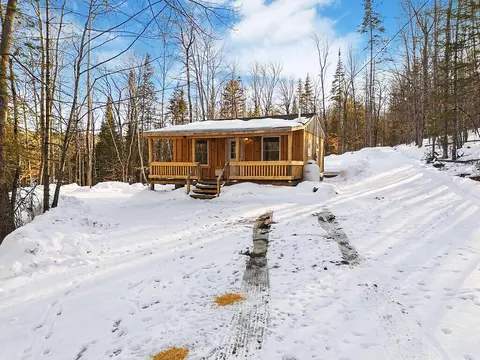 8 Magnolia Ln, Starks, ME 04911