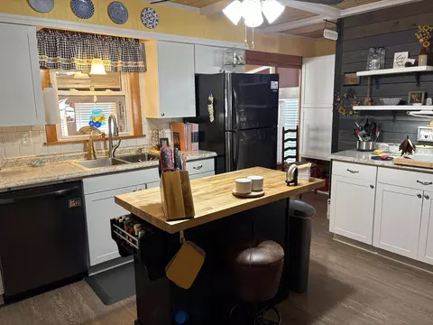 Kitchen - 18 Winter St, Millinocket, ME 04462 photo 4 of 5