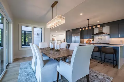 Dining - 70 Maquoit Dr, Freeport, ME 04032 photo 1 of 2