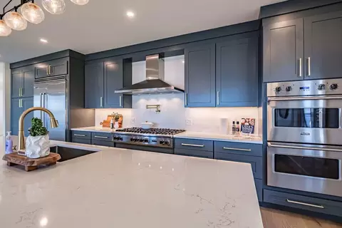 Kitchen - 70 Maquoit Dr, Freeport, ME 04032 photo 2 of 4