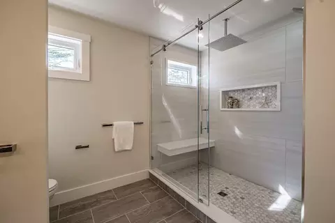 Bath - 70 Maquoit Dr, Freeport, ME 04032 photo 1 of 6
