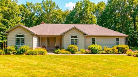 63 Maple Ridge Dr, Winthrop, ME 04364