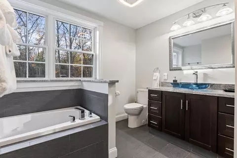 Bath - 22 Adams Ln, Ogunquit, ME 03907 photo 3 of 8