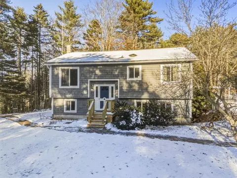 52 Birch Point Rd, Freeport, ME 04032