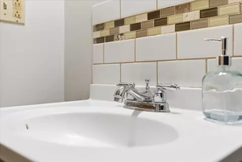 Bath - 376 Main St, Wayne, ME 04284 photo 2 of 12