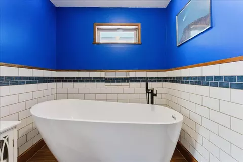 Bath - 376 Main St, Wayne, ME 04284 photo 5 of 12