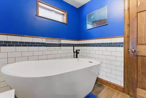 Bath - 376 Main St, Wayne, ME 04284 photo 6 of 12