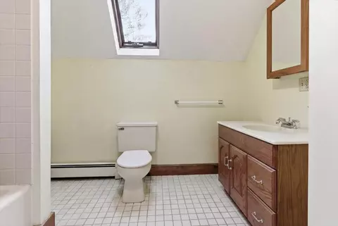 Bath - 376 Main St, Wayne, ME 04284 photo 10 of 12