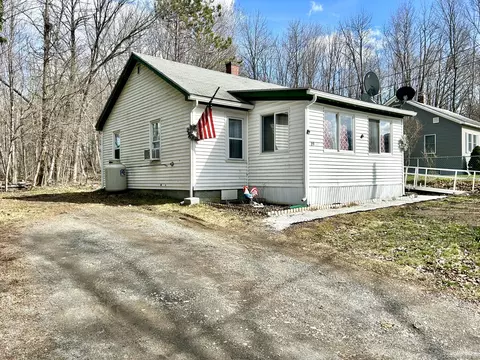 19 Elm St, Dexter, ME 04930