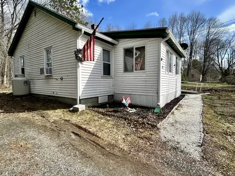 19 Elm St, Dexter, ME 04930