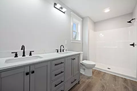 Bath - 673 Streamside Ave, Hermon, ME 04401 photo 2 of 5