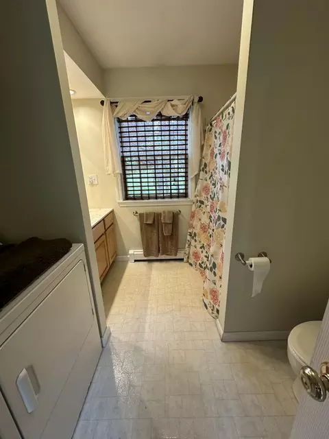 Bath - 15 Cooley Ln, Ogunquit, ME 03907 photo 2 of 11