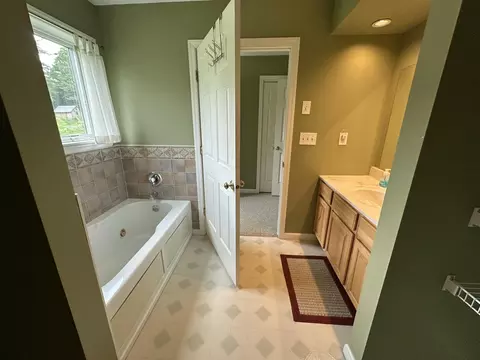 Bath - 15 Cooley Ln, Ogunquit, ME 03907 photo 5 of 11