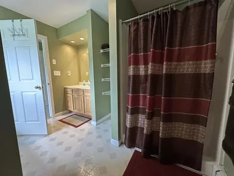 Bath - 15 Cooley Ln, Ogunquit, ME 03907 photo 4 of 11