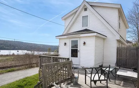 3 Steamboat Wharf Ln, Bucksport, ME 04416