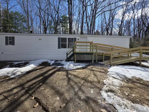 42 Squire Ct, Winthrop, ME 04364