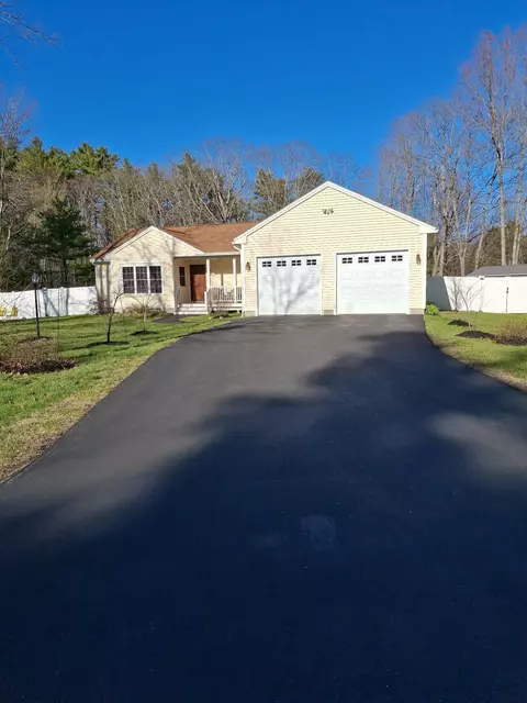 35 Deerfield Dr, Brunswick, ME 04011