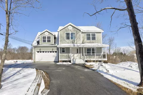 81 Queen St, Gorham, ME 04038