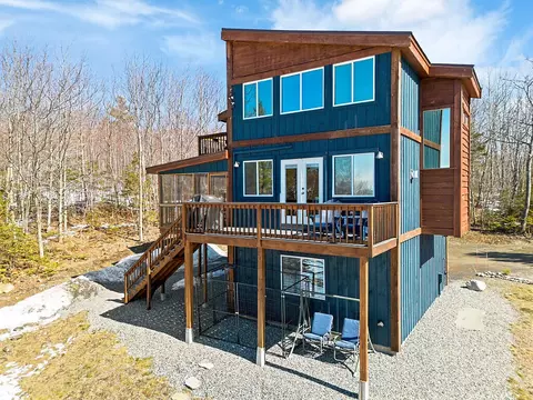 30 Lake View Dr, New Sharon, ME 04955