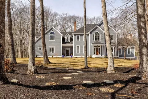 18 Ledgewater Dr, Kennebunk, ME 04043