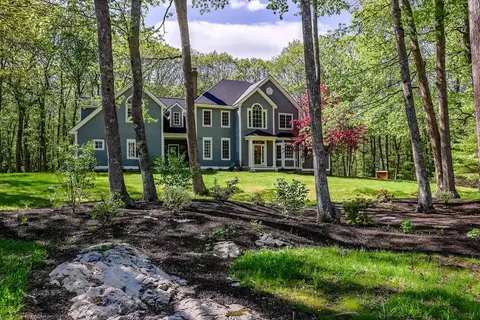 18 Ledgewater Dr, Kennebunk, ME 04043