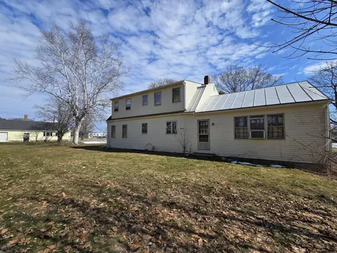 129 W Hill Rd, Gardiner, ME 04345