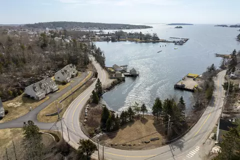 5 Village Ct #5, Boothbay Harbor, ME 04538