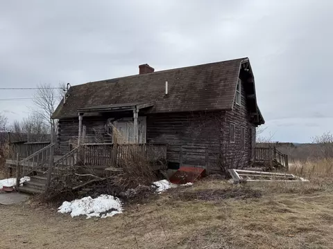 726 Hanson Ridge Rd, Springvale, ME 04083