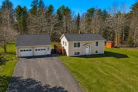 30 Meadow Brook Dr, Belgrade, ME 04917