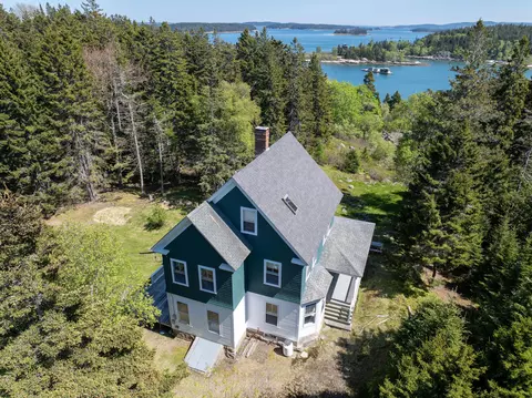 31 Green Head Ln, Stonington, ME 04681