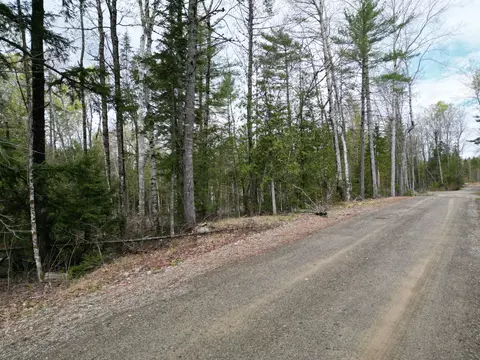 8 Twin Springs Ln, Lincoln, ME 04457