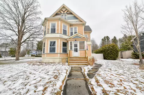 34 Pleasant St, Houlton, ME 04730