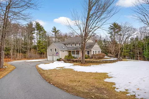 69 Hardy Rd, Falmouth, ME 04105