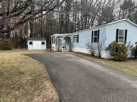 25 Patio Park Ln, Gorham, ME 04038