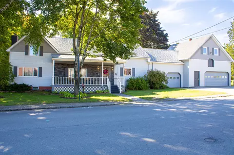 49 North St, Newport, ME 04953
