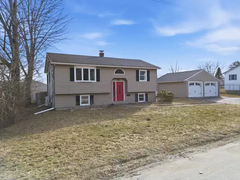 30 Yeaton St, Waterville, ME 04901
